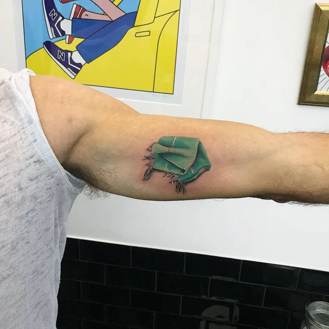 Tatuagem artista Alberto Marzari, cor tatuagem pequena realista, minimalismo, lenço | Roma, Itália 