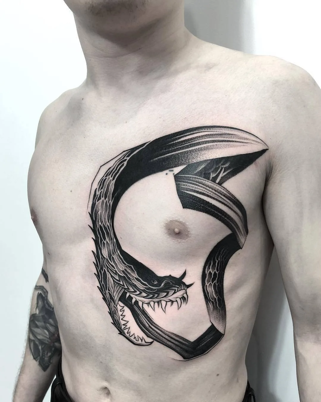 Artista di tatuaggi Patryk Chybowski, stile surrealista di tatuaggi a nero | Varsovia, Polonia