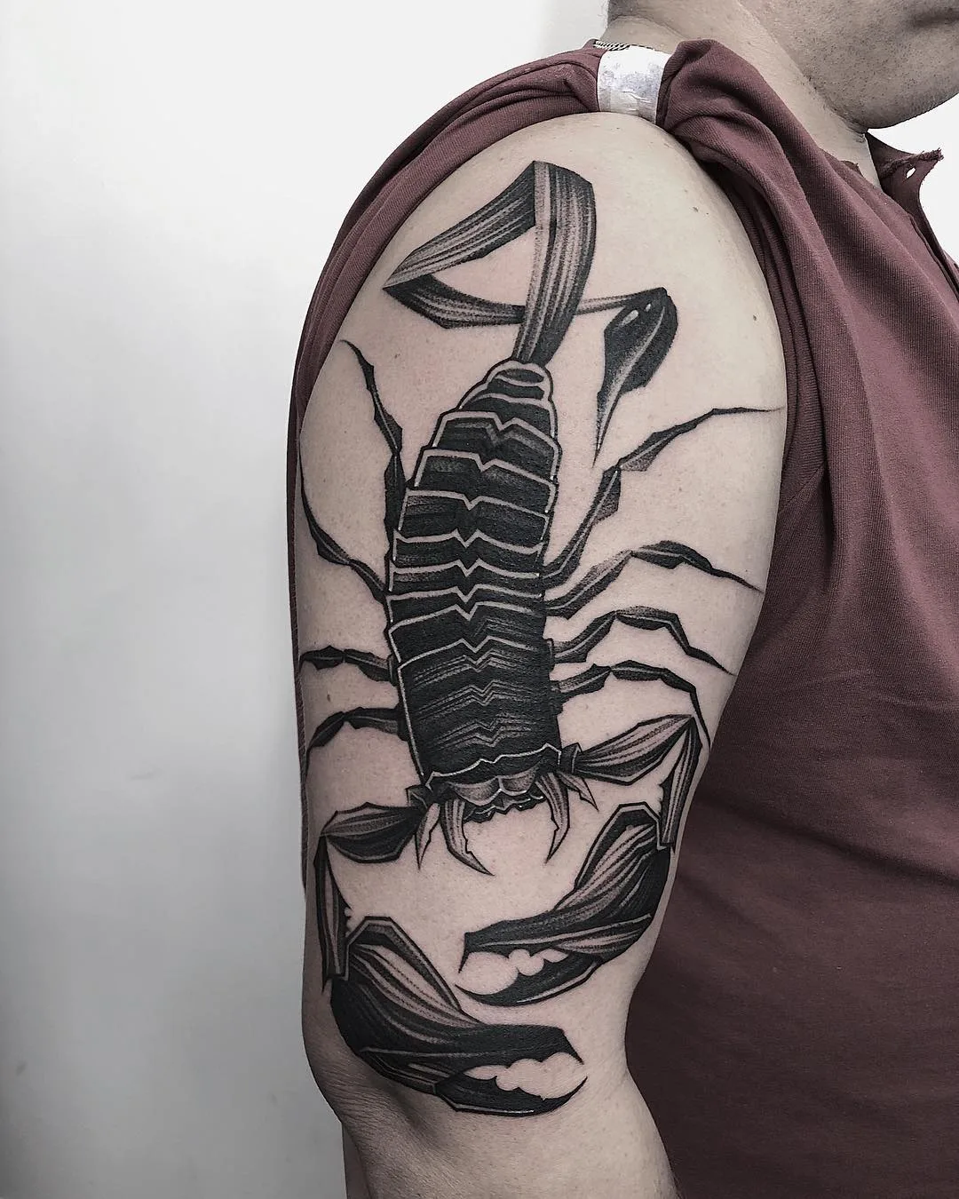 Artista di tatuaggi Patryk Chybowski, stile surrealista di tatuaggi a nero | Varsovia, Polonia