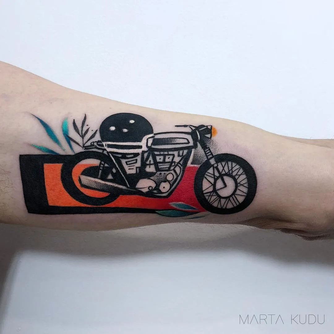 Artista di tatuaggi Marta Kudu, stile autore disegno a colori di tatuaggi, moto | Varsovia, Polonia 