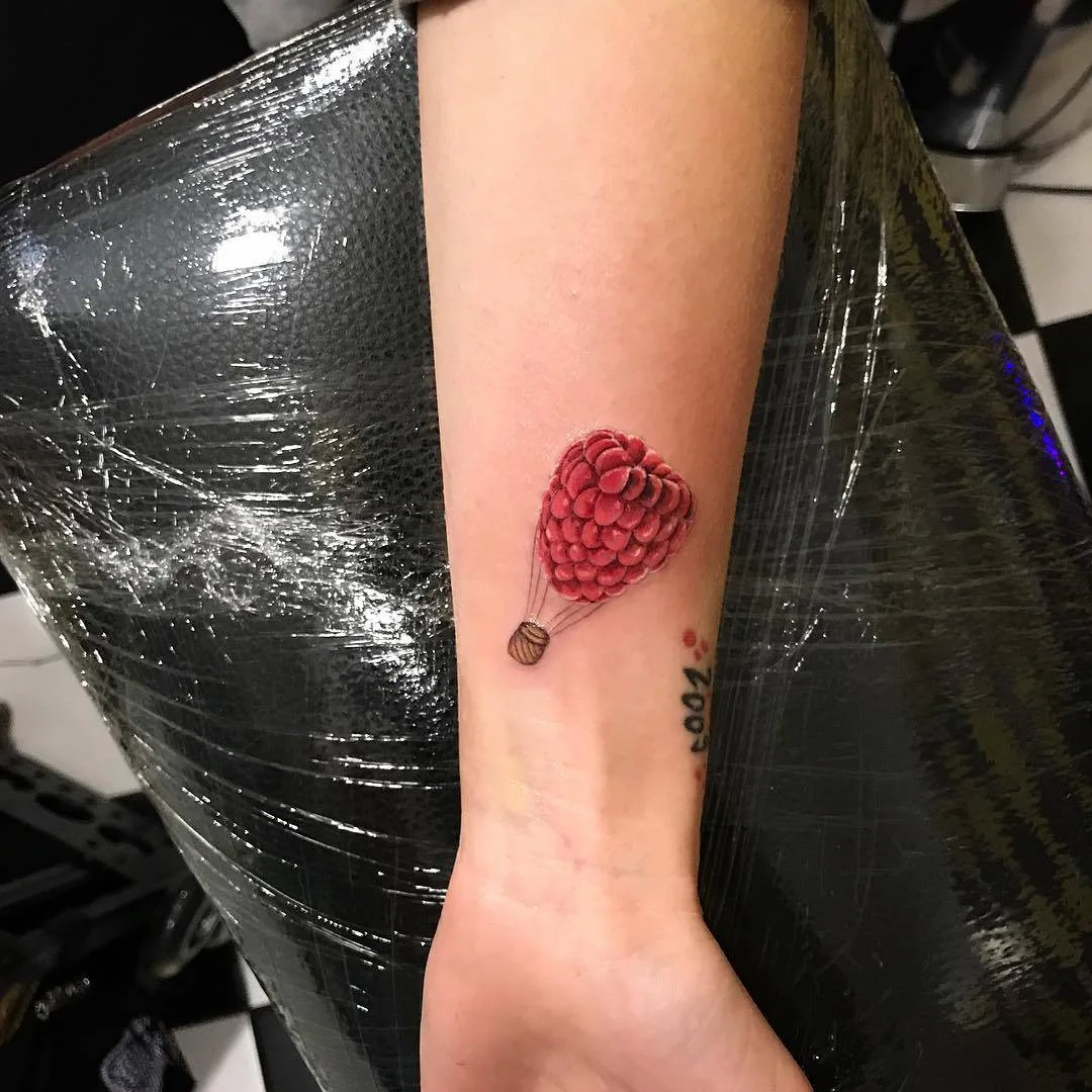Tatuagem artista Alberto Marzari, cor tatuagem pequena realista, minimalismo, morangos | Roma, Itália 