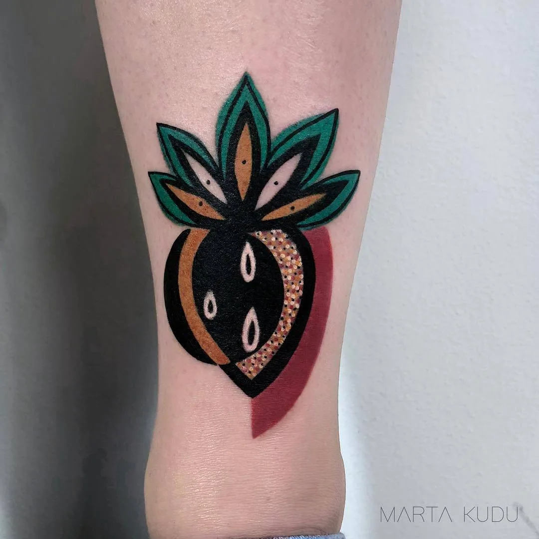 Artista di tatuaggi Marta Kudu, stile autore disegno a colori di tatuaggi, mela | Varsovia, Polonia 