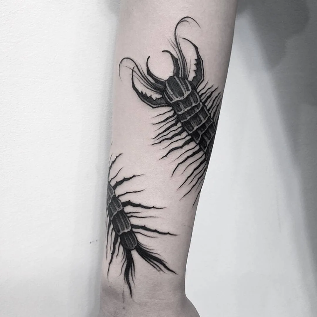 Artista di tatuaggi Patryk Chybowski, stile surrealista di tatuaggi a nero | Varsovia, Polonia