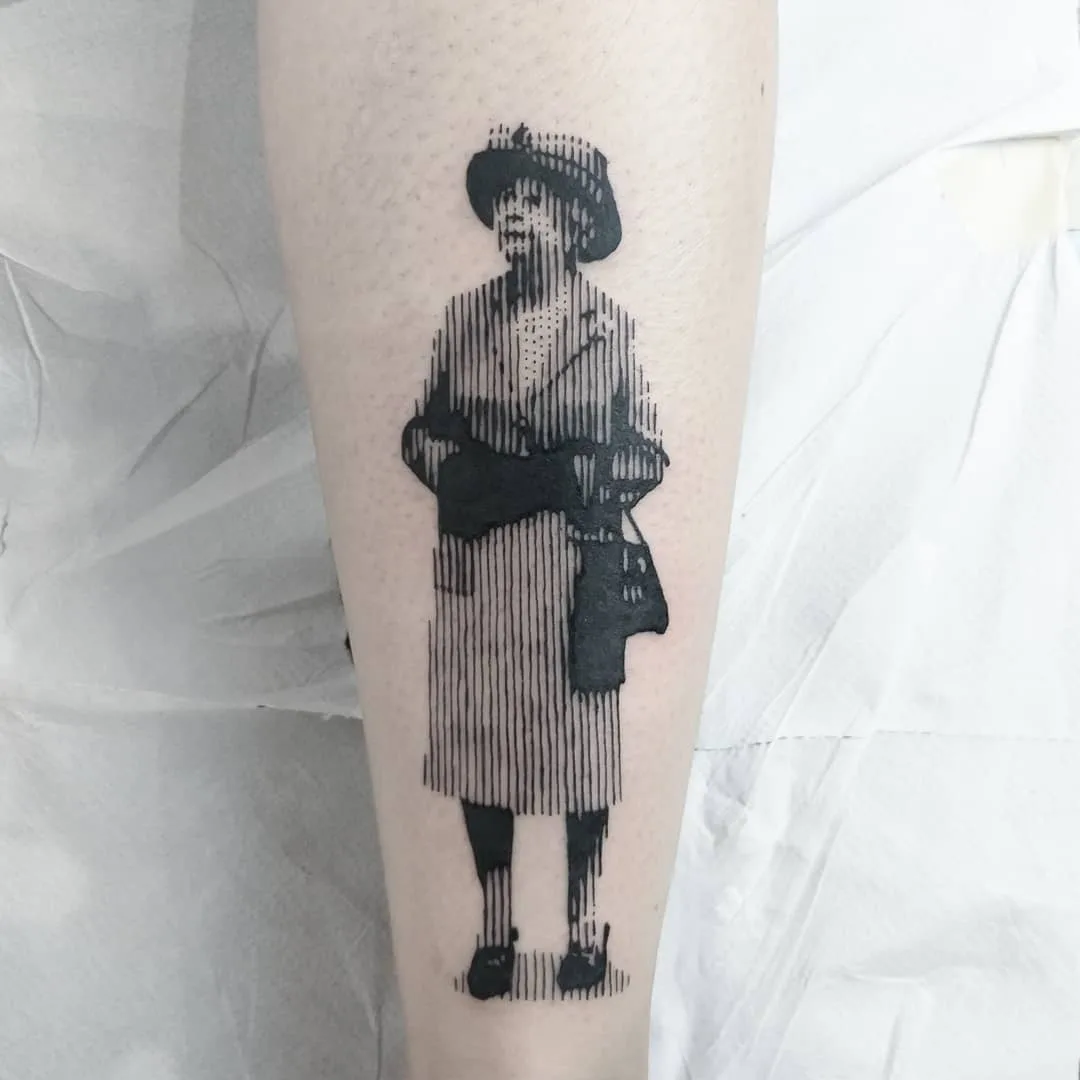 Tatuador Marco Bordi, Rainha Elizabeth II, estilo black portrait sketch tattoo, pontos e linhas | Roma, Itália
