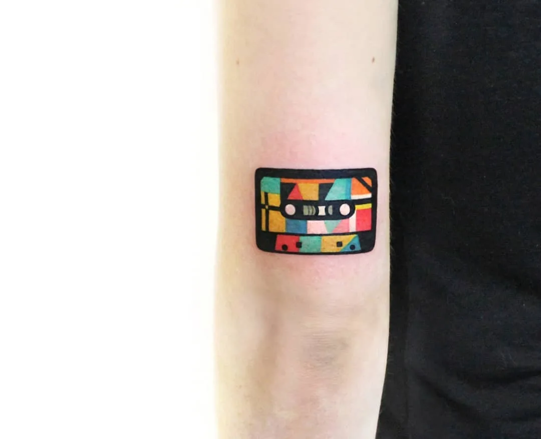 Tatuador Polyc SJ / 상진, estilo de tatuagem polygon de autores, color. Tatuagem gráfica, abstração, surrealista, cartoon | Coreia 
