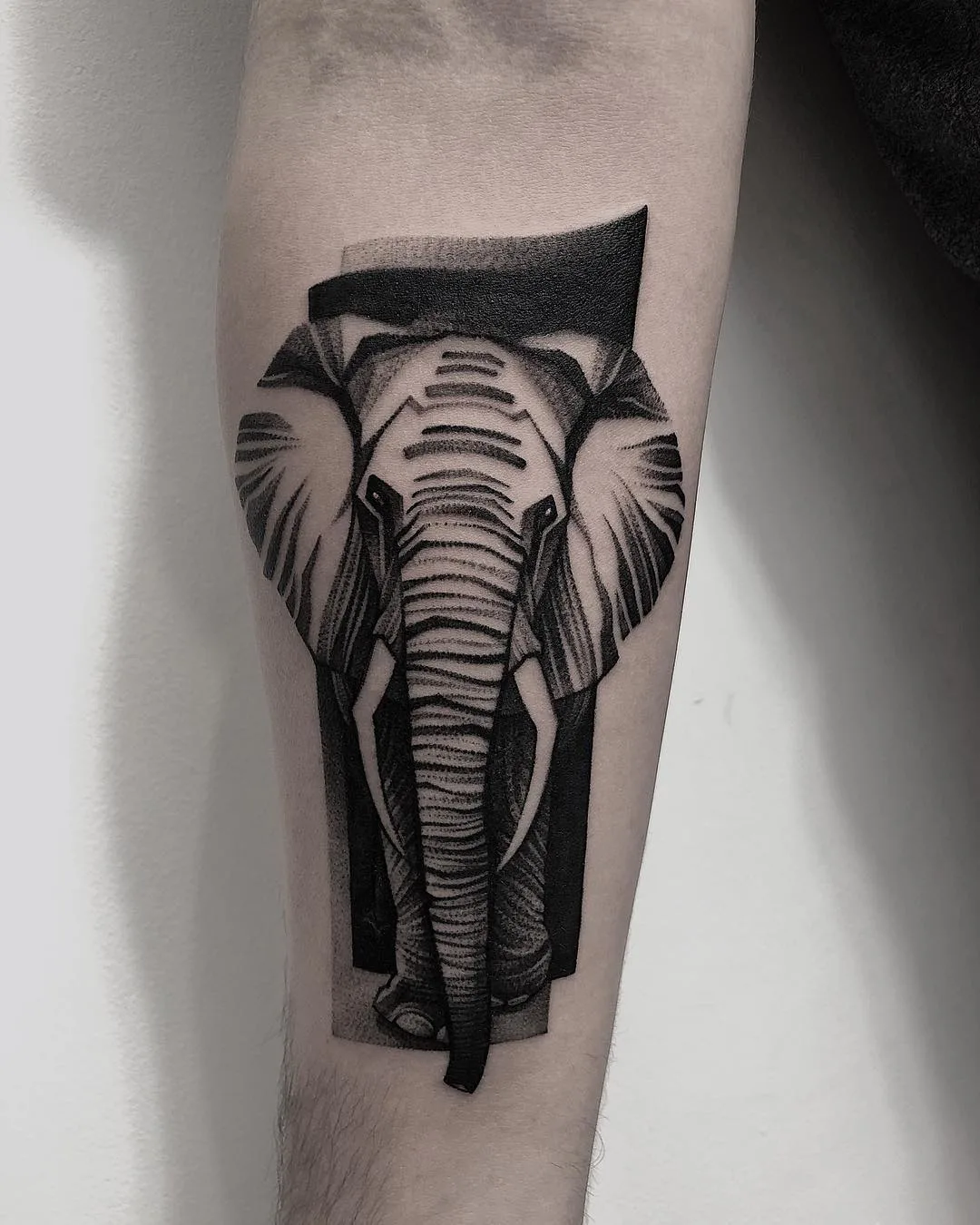 Artista di tatuaggi Patryk Chybowski, stile surrealista di tatuaggi a nero | Varsovia, Polonia