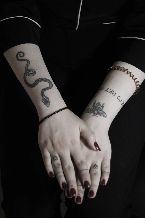Лайнворк Snake, Bee tattoo на Предплечье