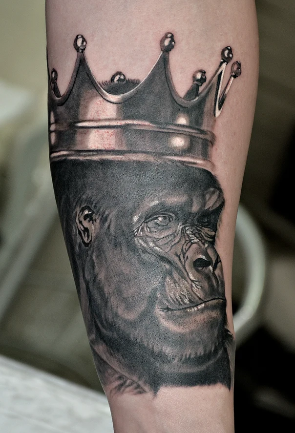 Реализм Gorilla, Crown tattoo на Предплечье
