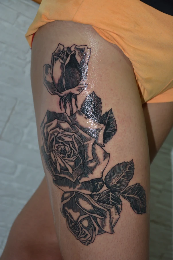 Гравюра Rose tattoo на Бедро