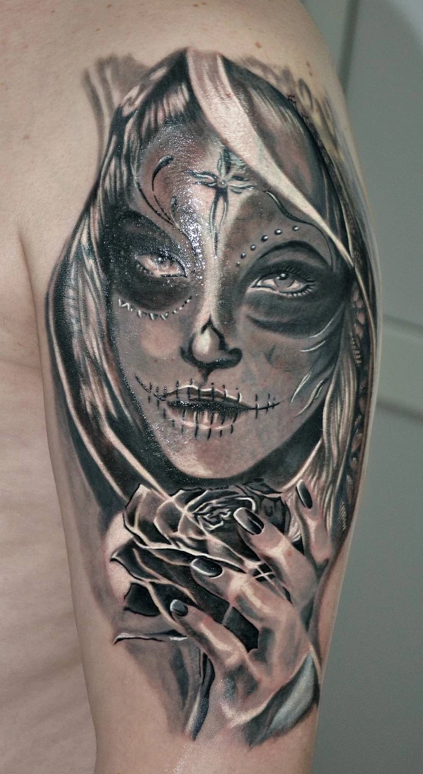 Чёрно-серая Skull, Rose tattoo на Плечо