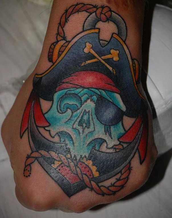 Олд-скул Skull, Anchor tattoo на Тыльная сторона кисти
