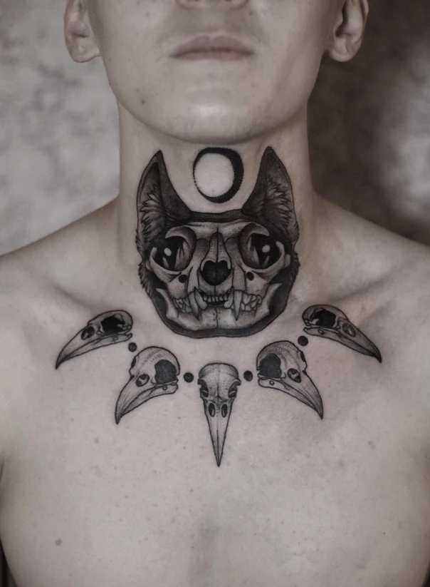 Блэкворк Skull, Crow tattoo на Шея