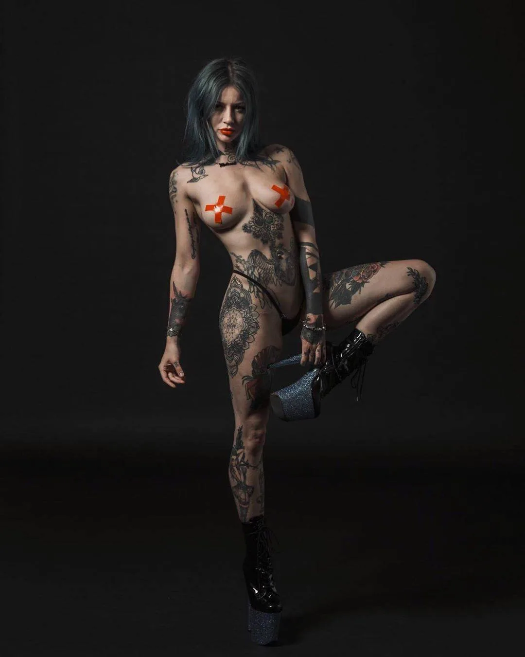 Modello tatuato Rebecca Crow, ragazza suicida, ragazza con tatuaggio | Londra, Regno Unito