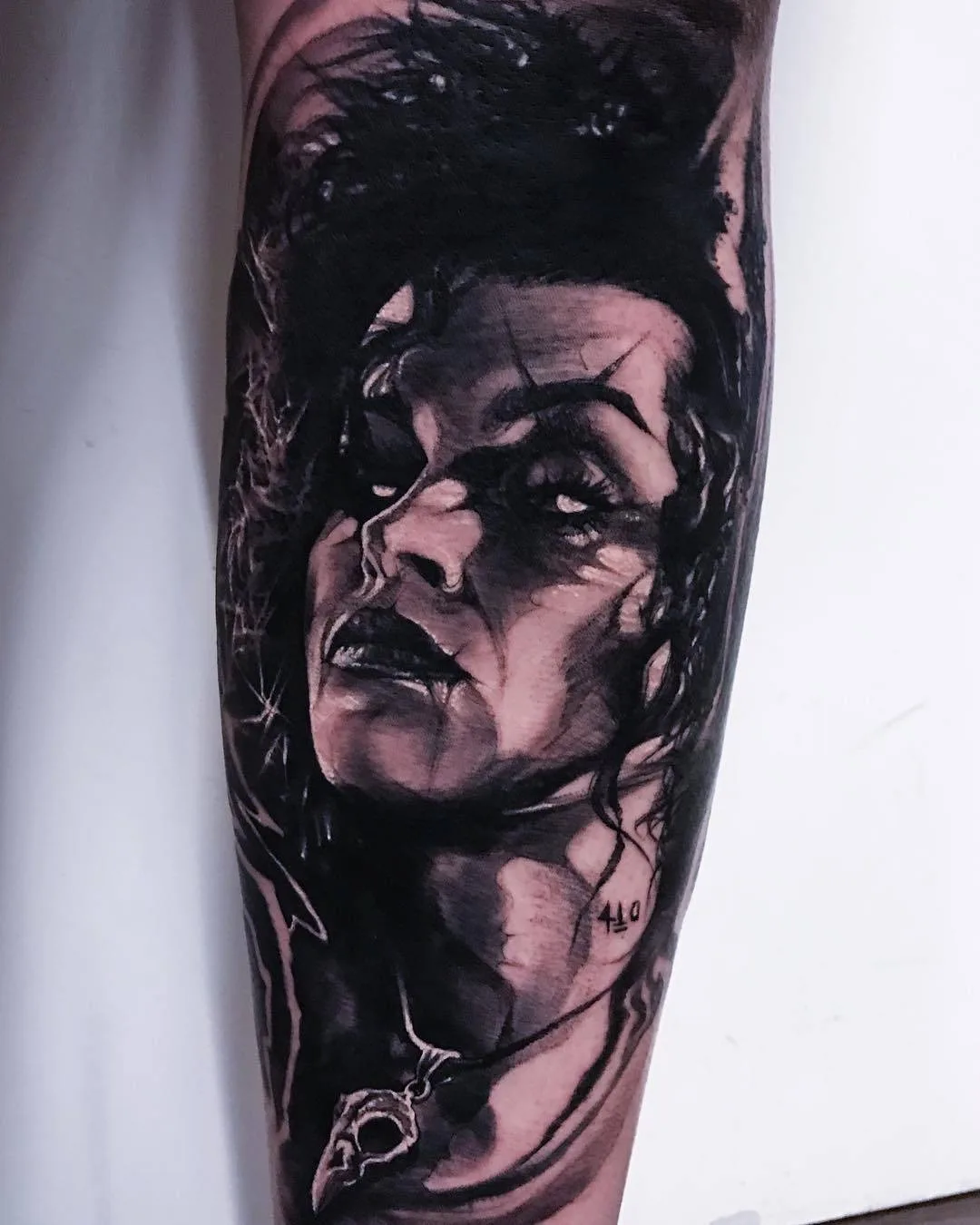 Tatuatore Hollie Pryce-Jones, tatuaggio nero in stile horror-realismo, grafica | Liverpool, Regno Unito