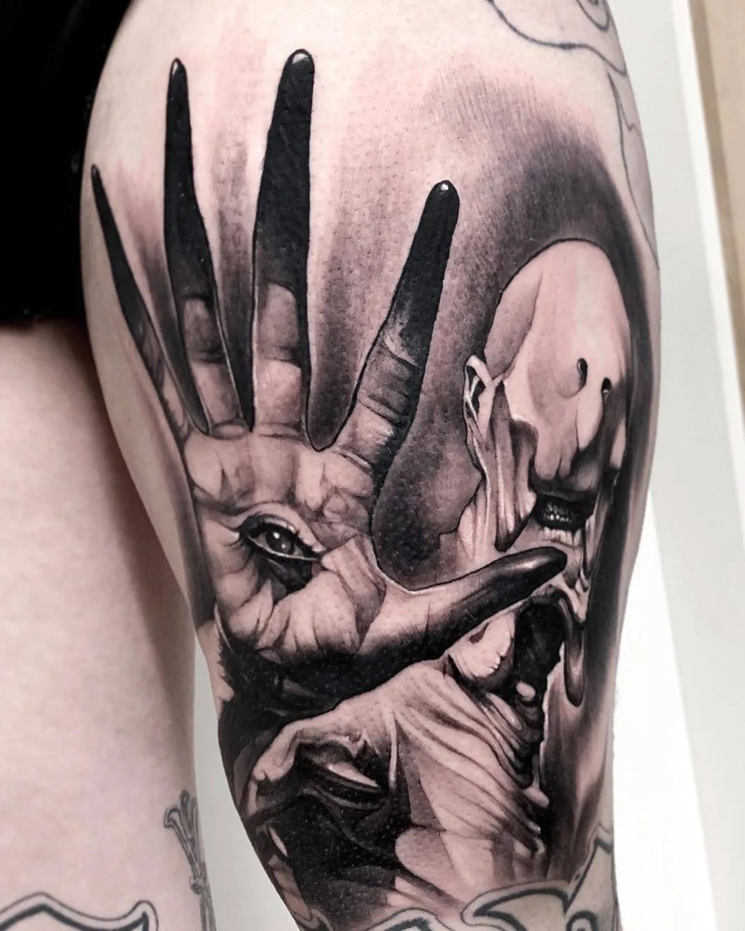 Tatuatore Hollie Pryce-Jones, tatuaggio nero in stile horror-realismo, grafica | Liverpool, Regno Unito