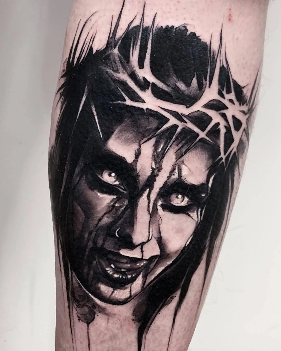 Tatuatore Hollie Pryce-Jones, tatuaggio nero in stile horror-realismo, grafica | Liverpool, Regno Unito