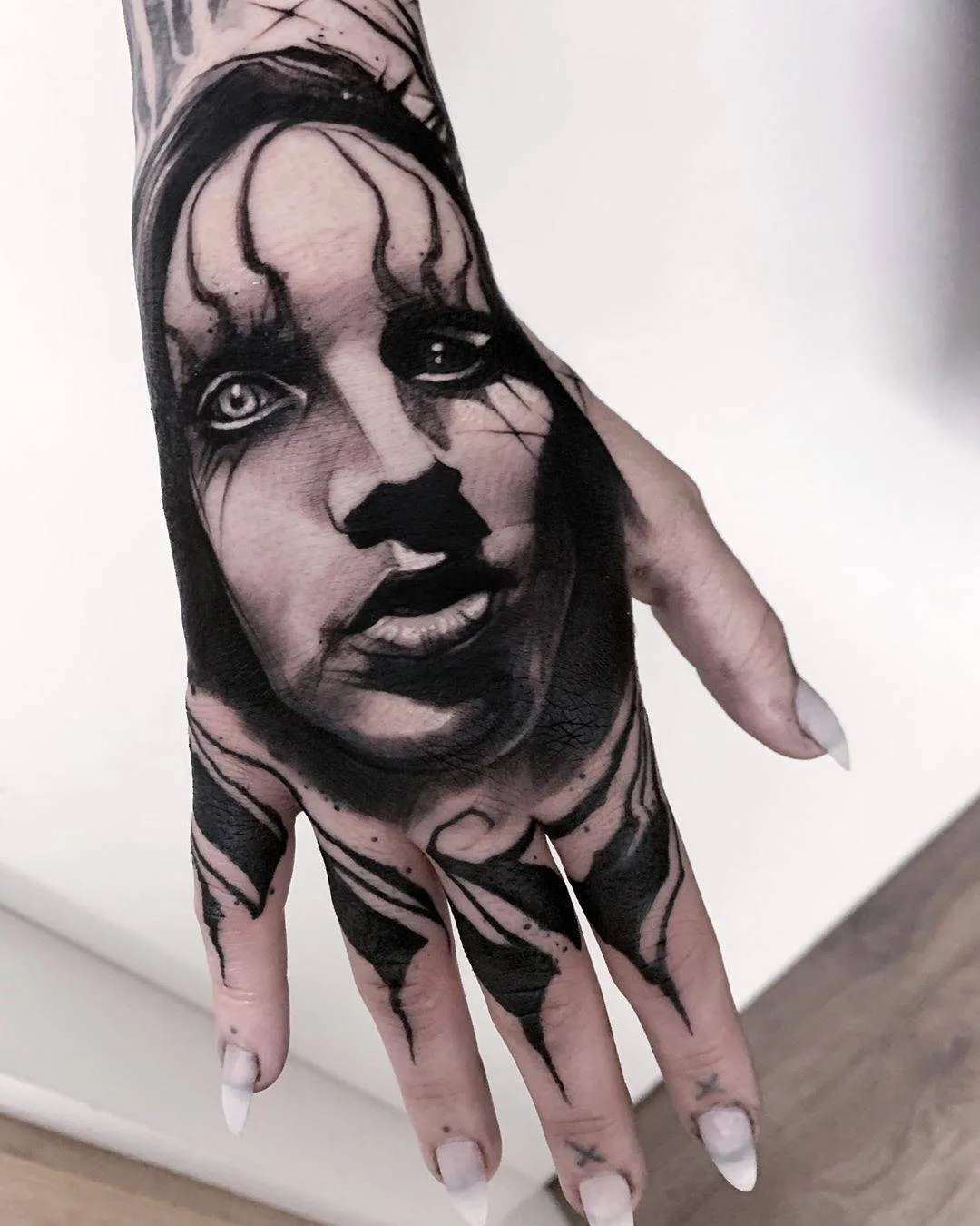 Tatuatore Hollie Pryce-Jones, tatuaggio nero in stile horror-realismo, grafica | Liverpool, Regno Unito
