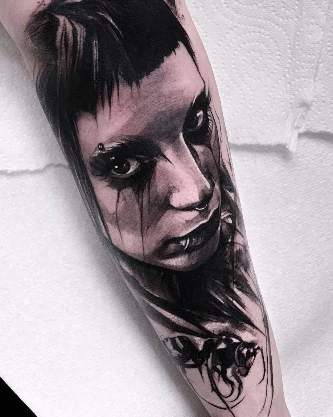 Tatuatore Hollie Pryce-Jones, tatuaggio nero in stile horror-realismo, grafica | Liverpool, Regno Unito