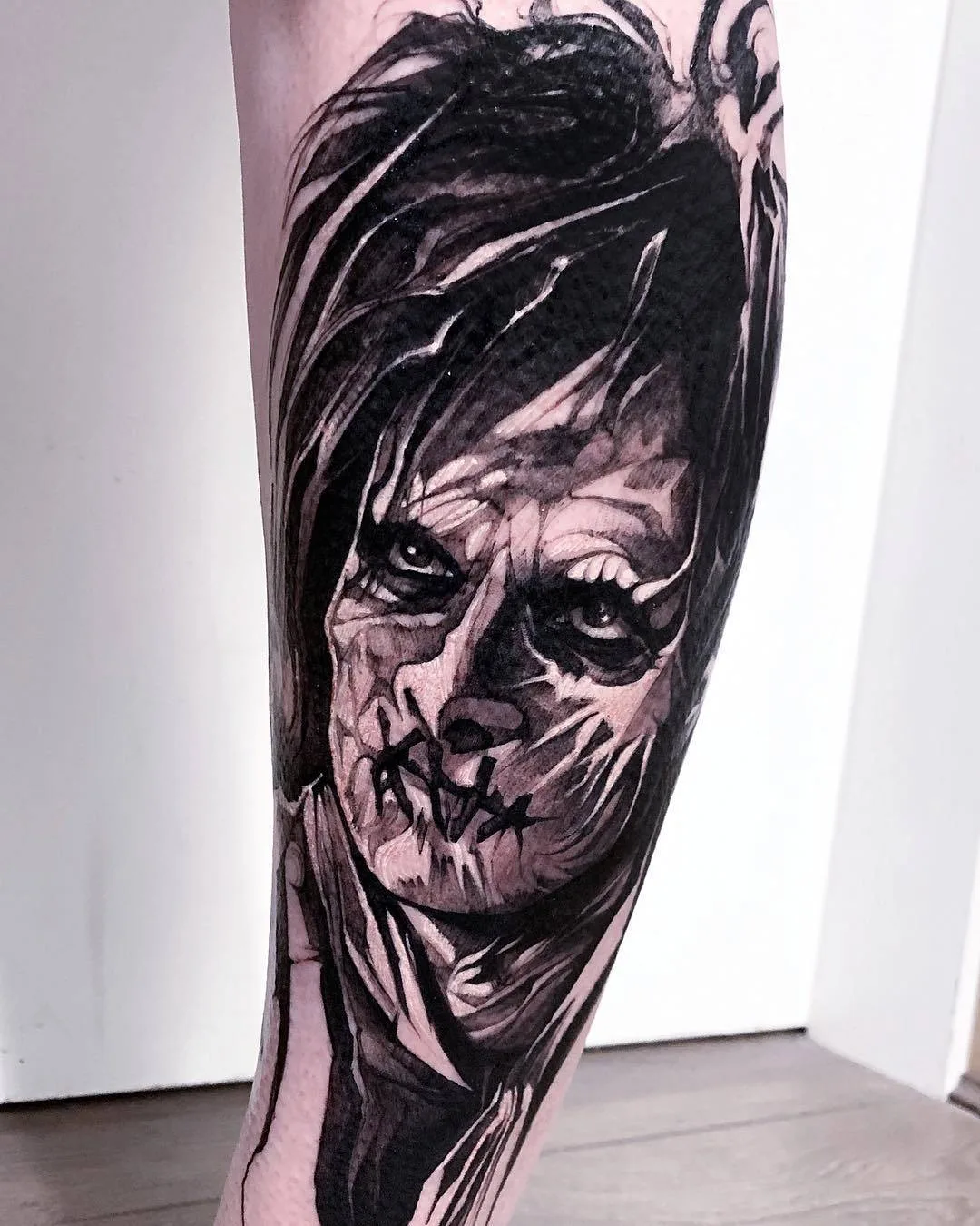 Tatuatore Hollie Pryce-Jones, tatuaggio nero in stile horror-realismo, grafica | Liverpool, Regno Unito