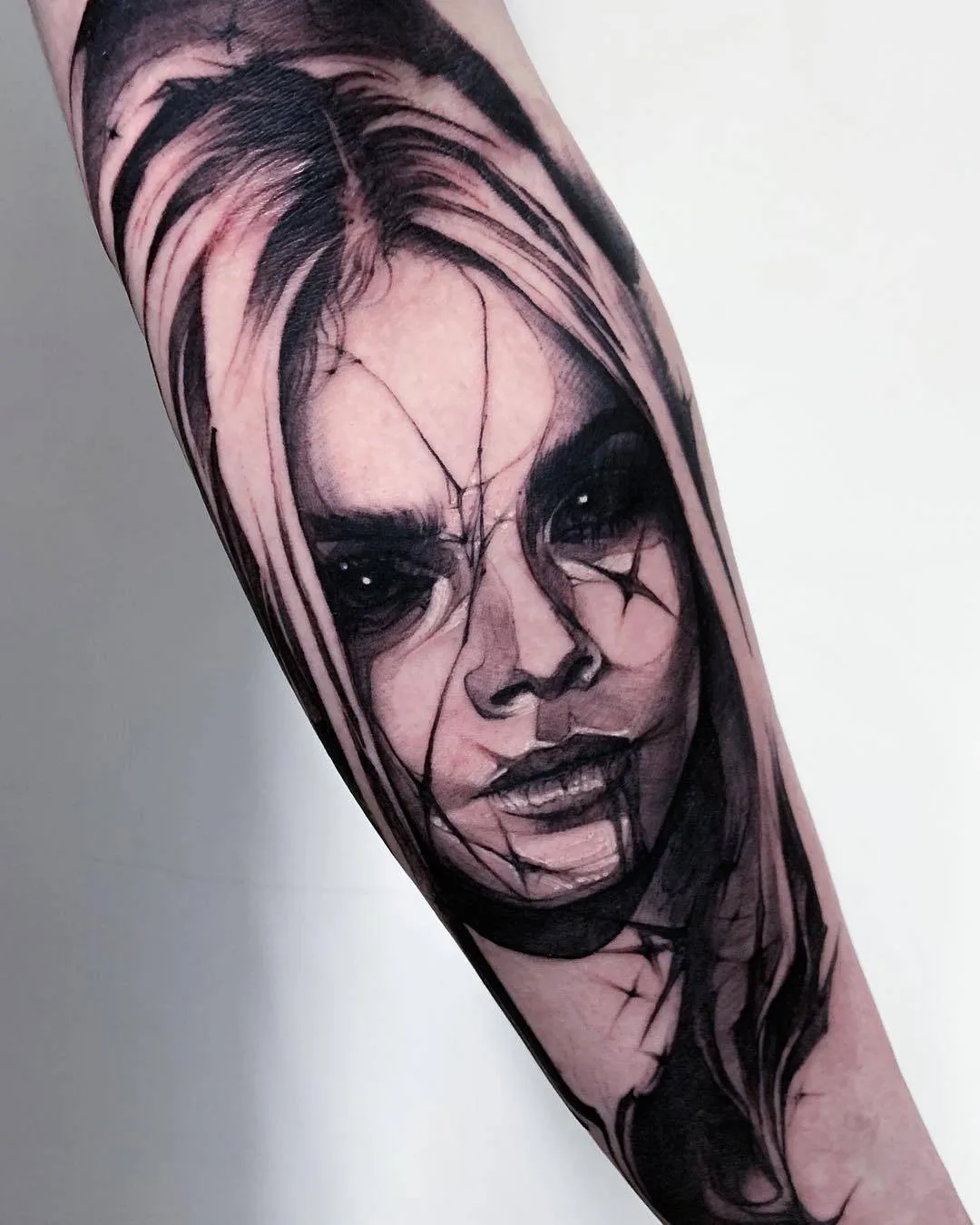 Tatuatore Hollie Pryce-Jones, tatuaggio nero in stile horror-realismo, grafica | Liverpool, Regno Unito
