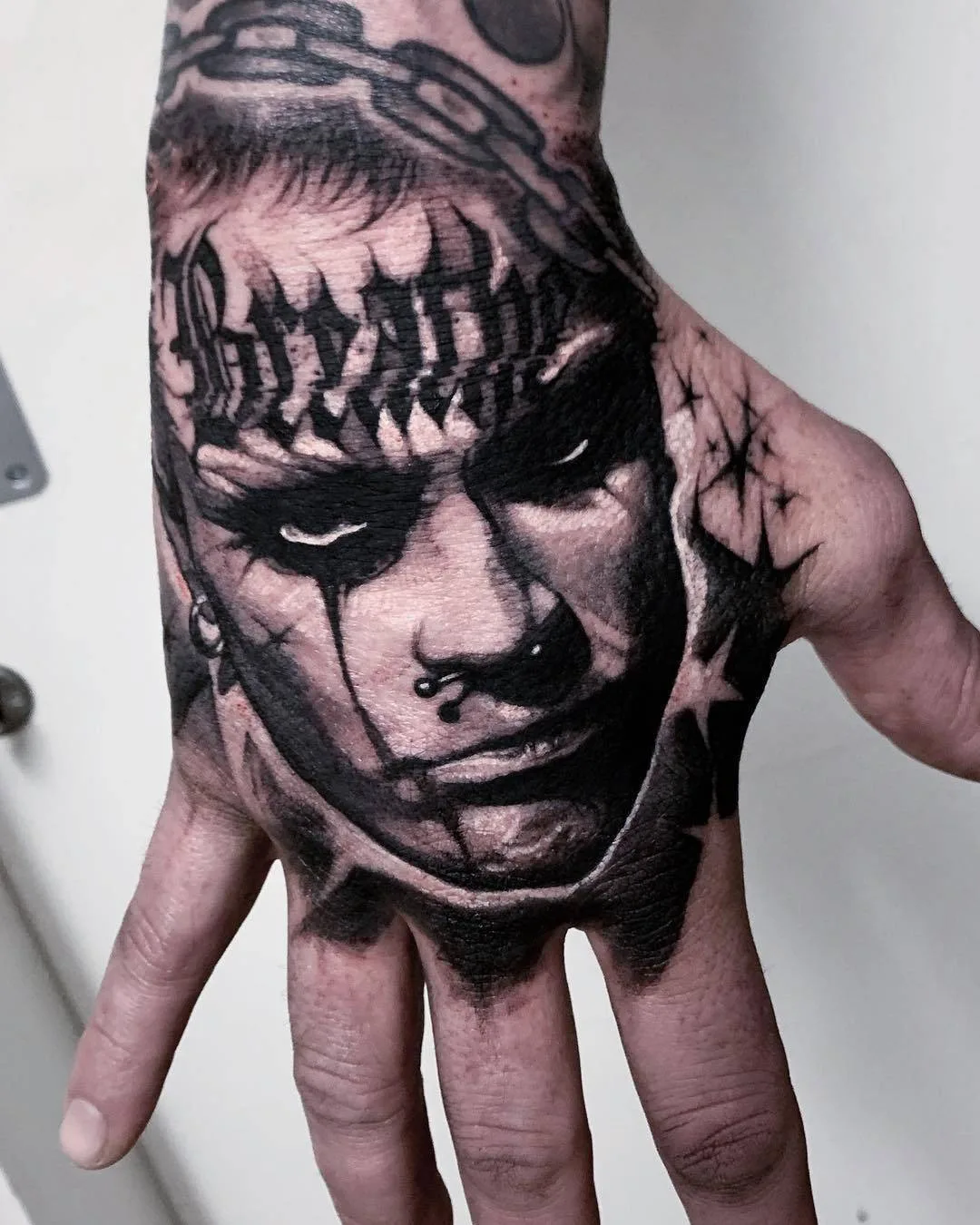 Tatuatore Hollie Pryce-Jones, tatuaggio nero in stile horror-realismo, grafica | Liverpool, Regno Unito