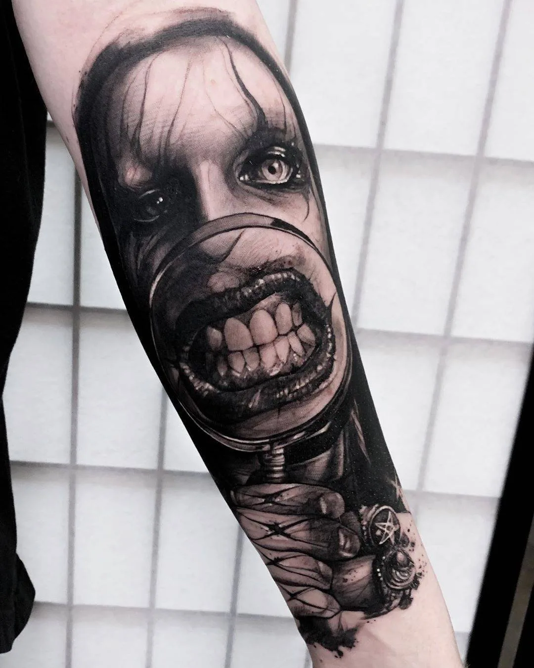 Tatuatore Hollie Pryce-Jones, tatuaggio nero in stile horror-realismo, grafica | Liverpool, Regno Unito