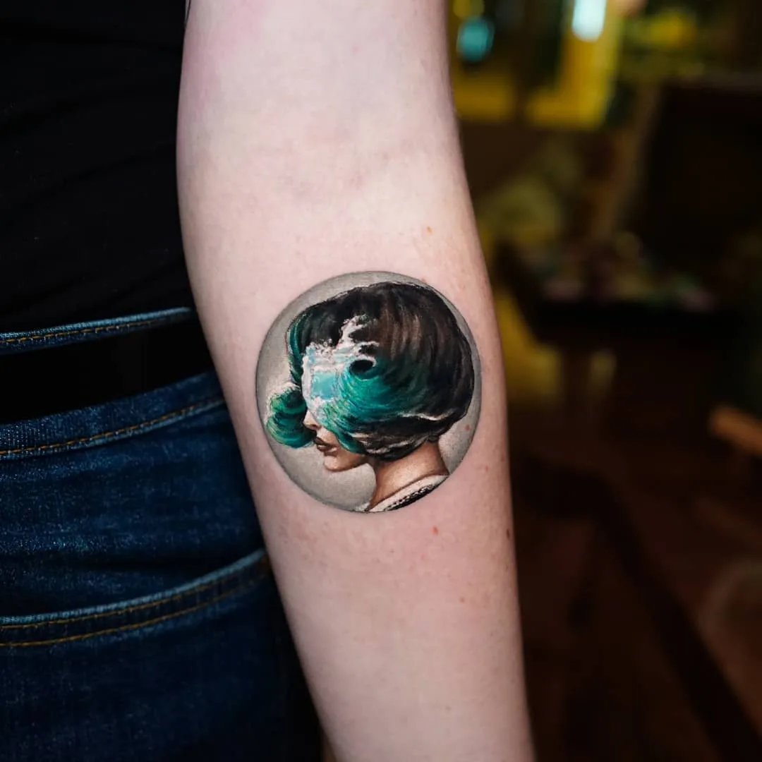 Tatuatore Ksu Arrow, tatuaggio realistico minimalista a colori | Mosca, Russia