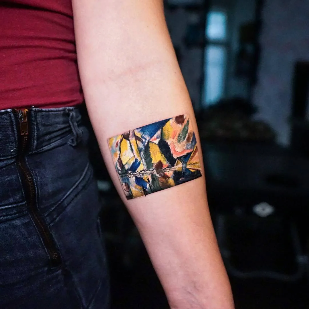 Tatuatore Ksu Arrow, tatuaggio realistico minimalista a colori | Mosca, Russia