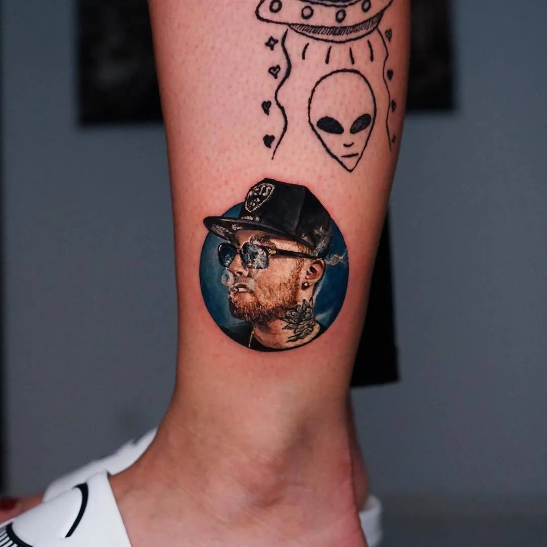 Tatuatore Ksu Arrow, tatuaggio realistico minimalista a colori | Mosca, Russia