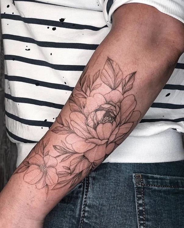 Файнлайн Flower, Leaves tattoo на Предплечье