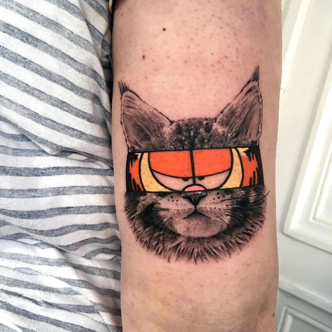 Tatuatore Mat Rule, tatuaggio a colori con tecnica New School + realismo nero e grigio | Parigi, Francia