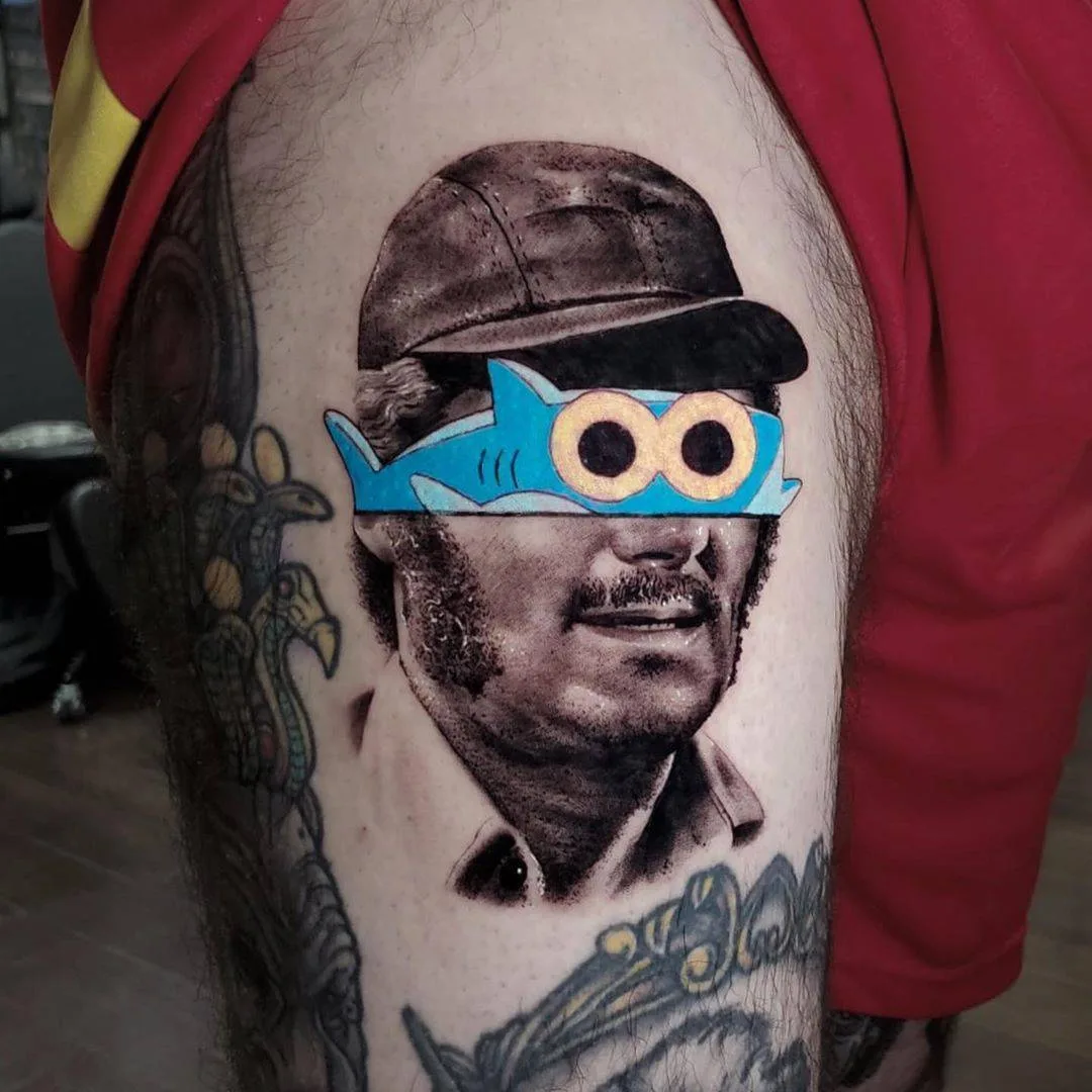 Tatuatore Mat Rule, tatuaggio a colori con tecnica New School + realismo nero e grigio | Parigi, Francia