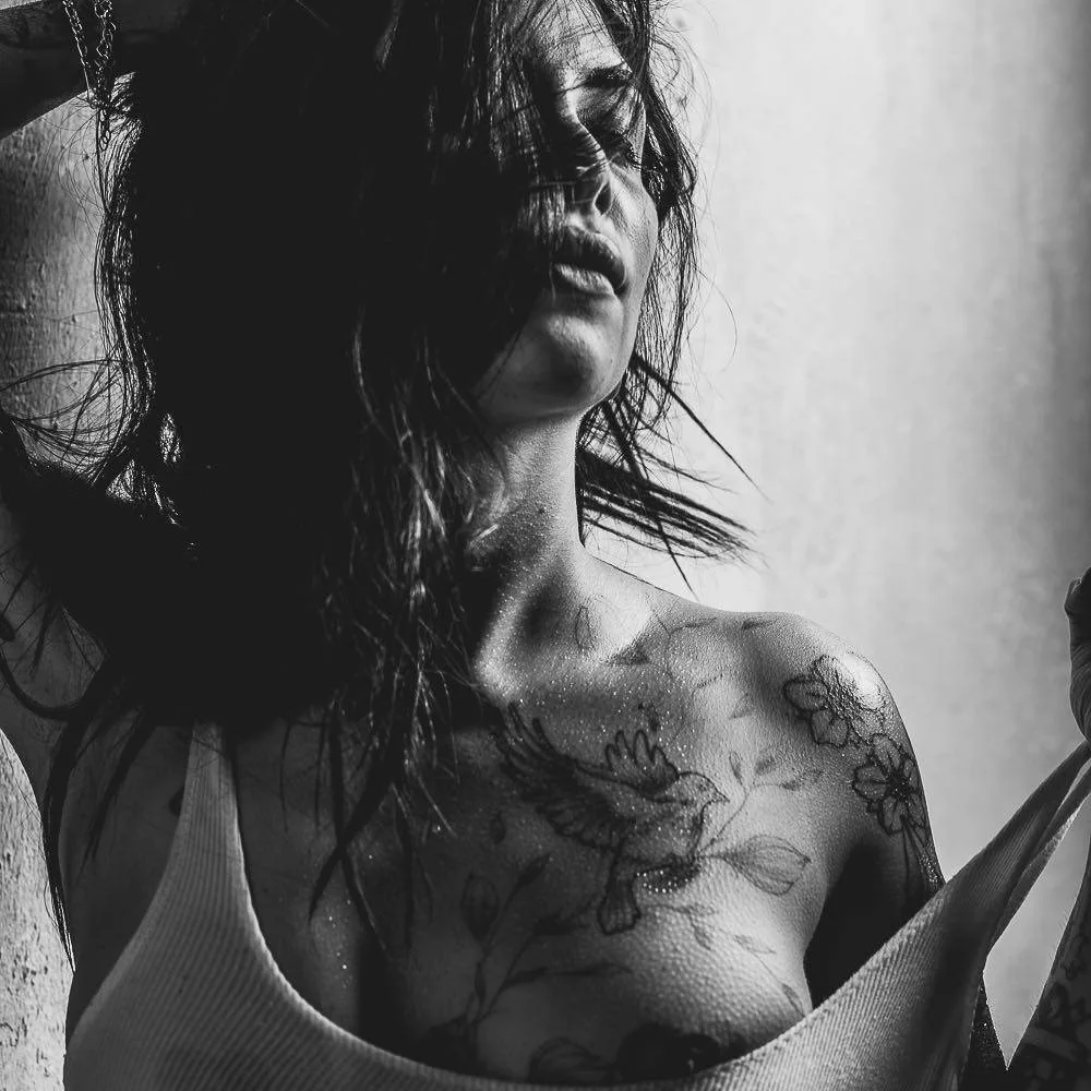 Modello italiano tatuato Indaco Suicide, ragazza suicida, ragazza con tatuaggio | Italia