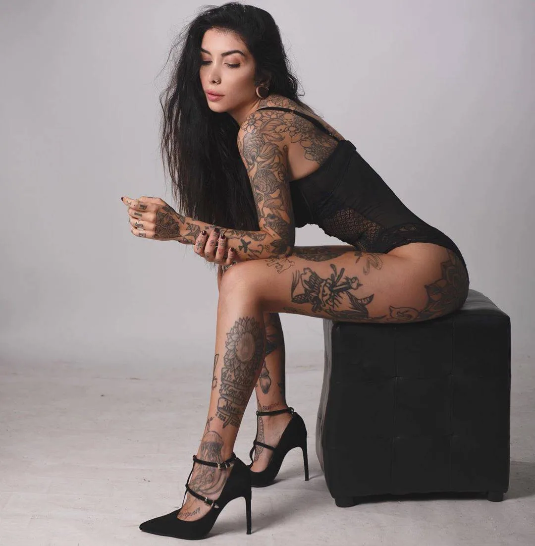 Modello italiano tatuato Indaco Suicide, ragazza suicida, ragazza con tatuaggio | Italia