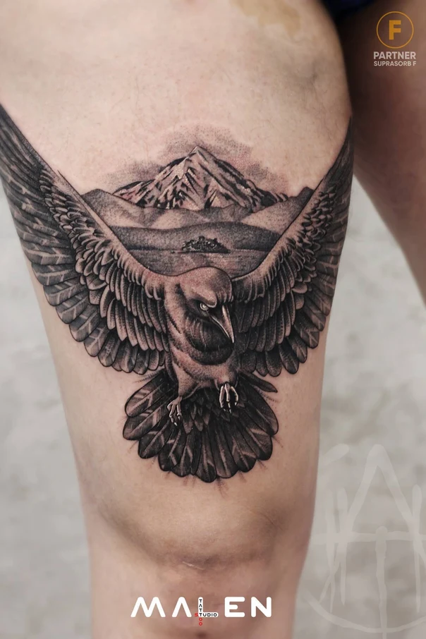Реализм Bird, Mountain tattoo на Thigh