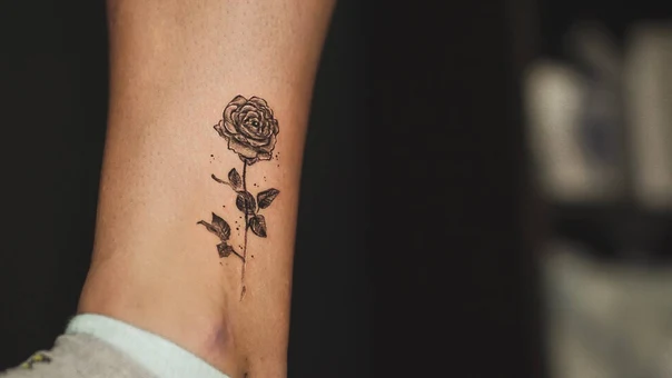 Файнлайн Rose, Leaves tattoo на Лодыжка
