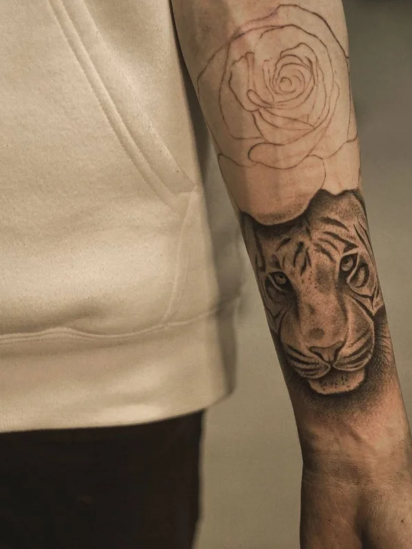 black and grey black and grey Tatuagem em forearm #33205 | Tatuador Максим Огарев