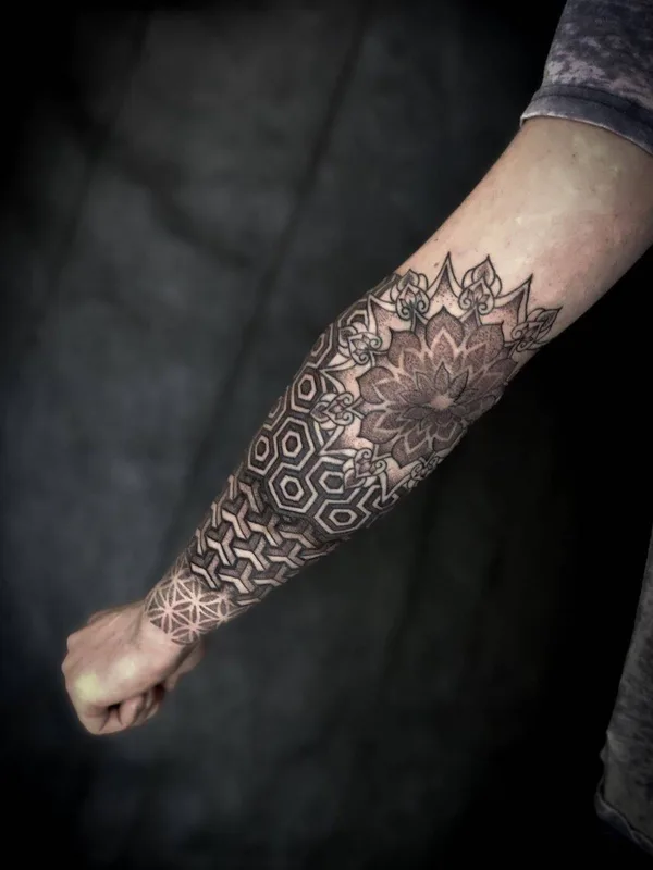 black and grey geometric tatuaje en forearm #33285 | Tatuador Наталья Потапова
