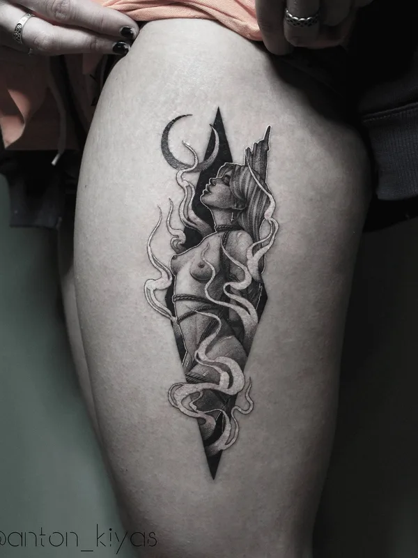 female black and grey blackwork tatouage sur thigh #33307 | Artiste tatoueur Антон Киясов