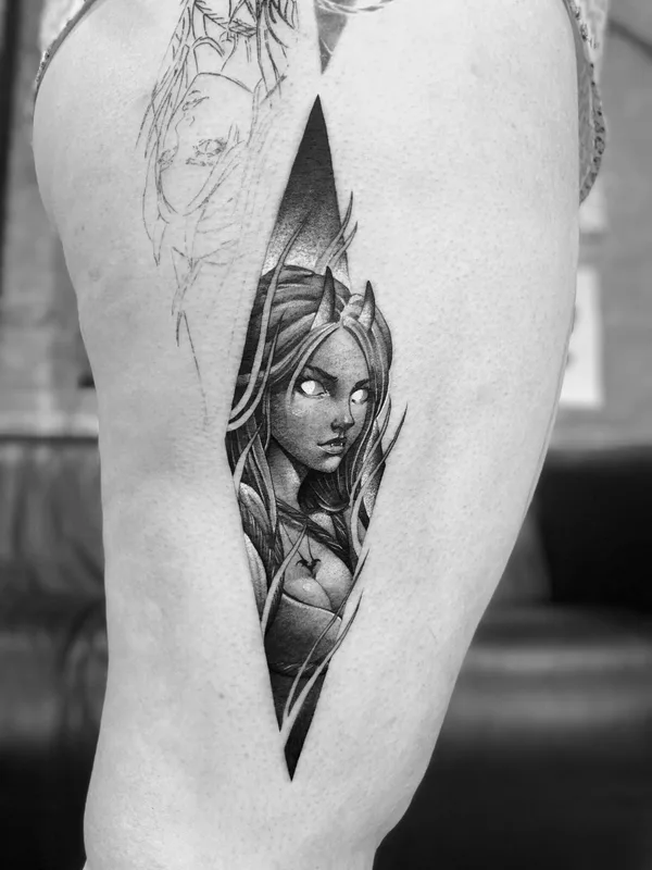 female black and grey blackwork tatouage sur thigh #33308 | Artiste tatoueur Антон Киясов