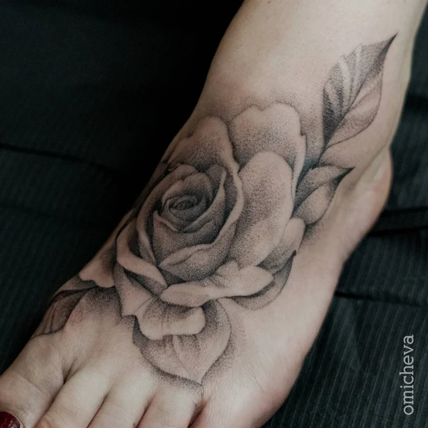 Чёрно-серая Rose, Leaf tattoo на Foot
