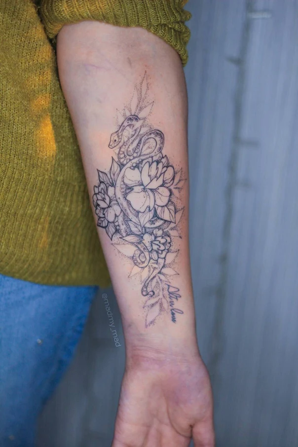 Файнлайн Snake, Flowers tattoo на Предплечье