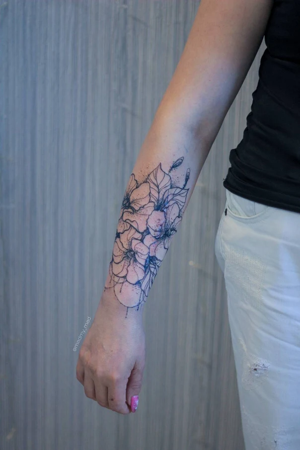 Файнлайн Flowers, Leaves tattoo на Предплечье