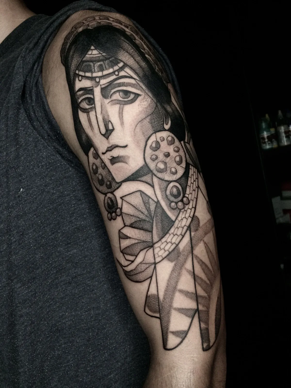 Artista di tatuaggi Lika Smertin, tatuaggio a colori e nero e grigio Neo-russa, Neo-tradizionale | Mosca, Russia