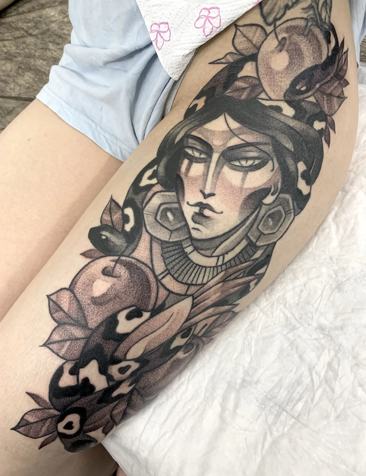 Artista di tatuaggi Lika Smertin, tatuaggio a colori e nero e grigio Neo-russa, Neo-tradizionale | Mosca, Russia