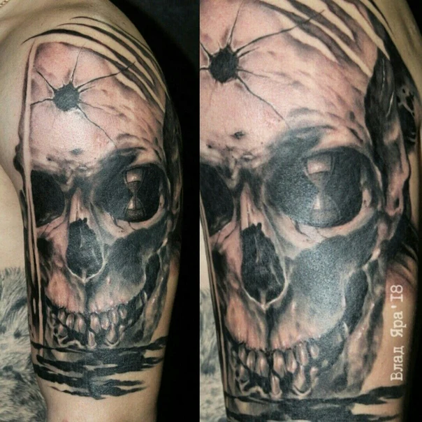 Реализм Skull, Hourglass tattoo на Плечо
