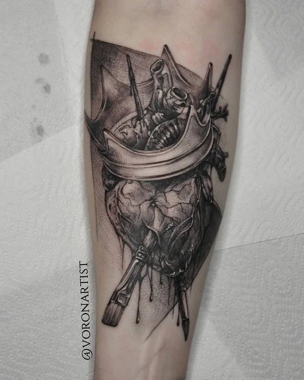 Чёрно-серая Heart, Crown tattoo на Предплечье