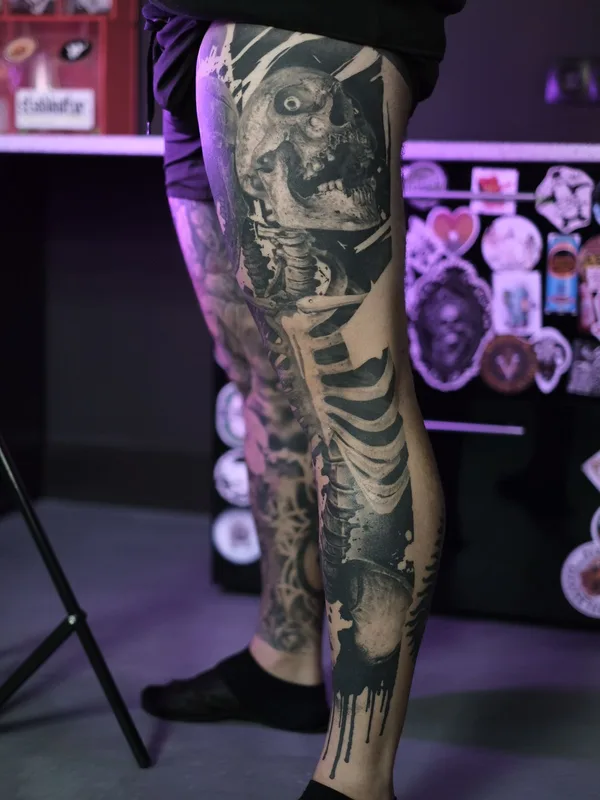 black and grey black and grey Tatuaggio su thigh #37997 | Tatuatore Андрей Попов