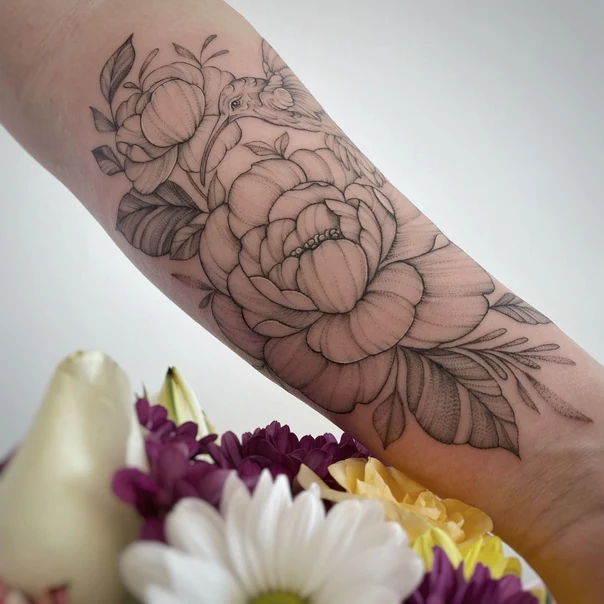 Файнлайн Flowers, Bird tattoo на Предплечье
