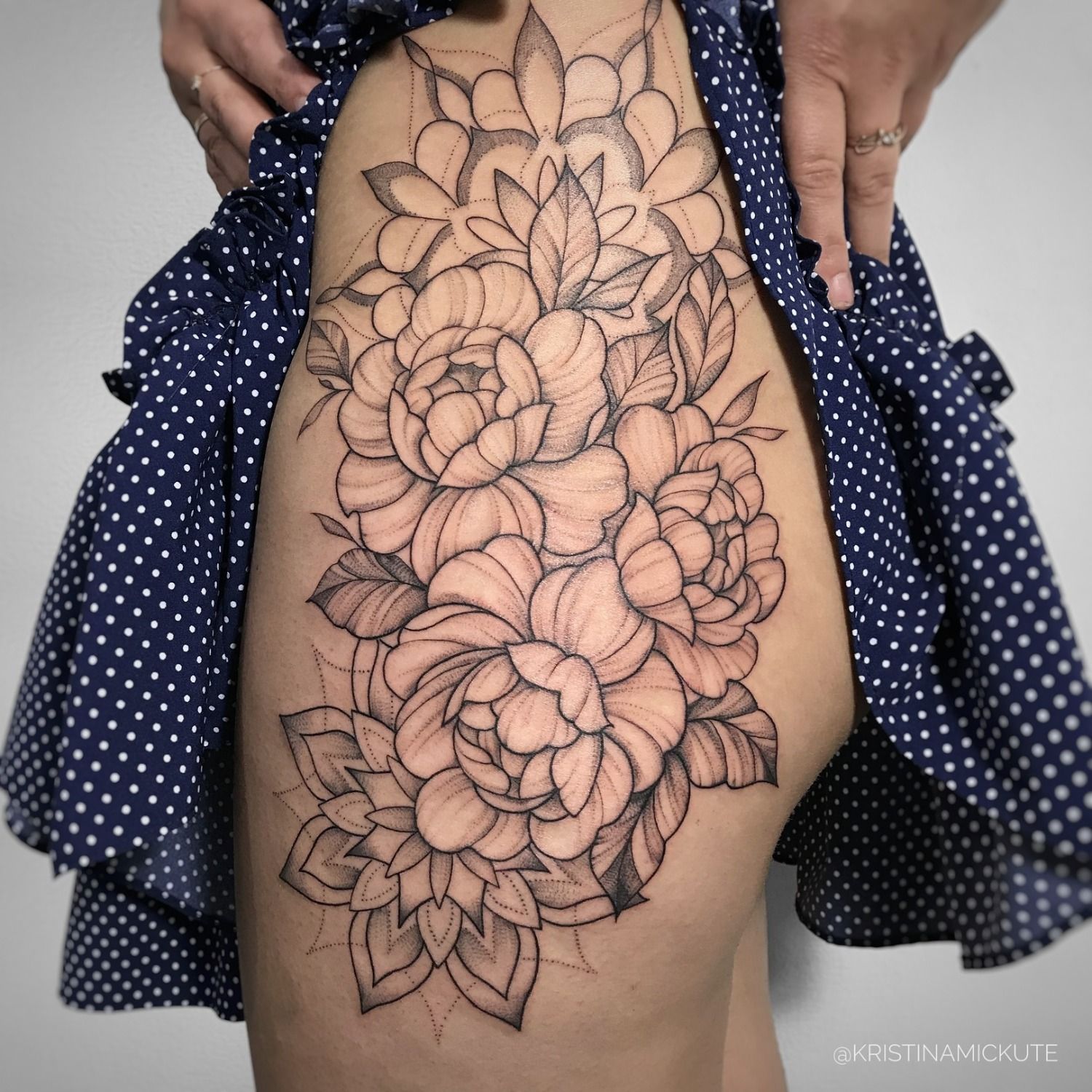 Ботаническая Flowers, Leaves tattoo на Thigh